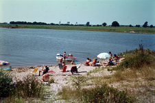 852028 Afbeelding van recreanten op een strandje aan de Lek bij Tull en 't Waal (gemeente Houten).